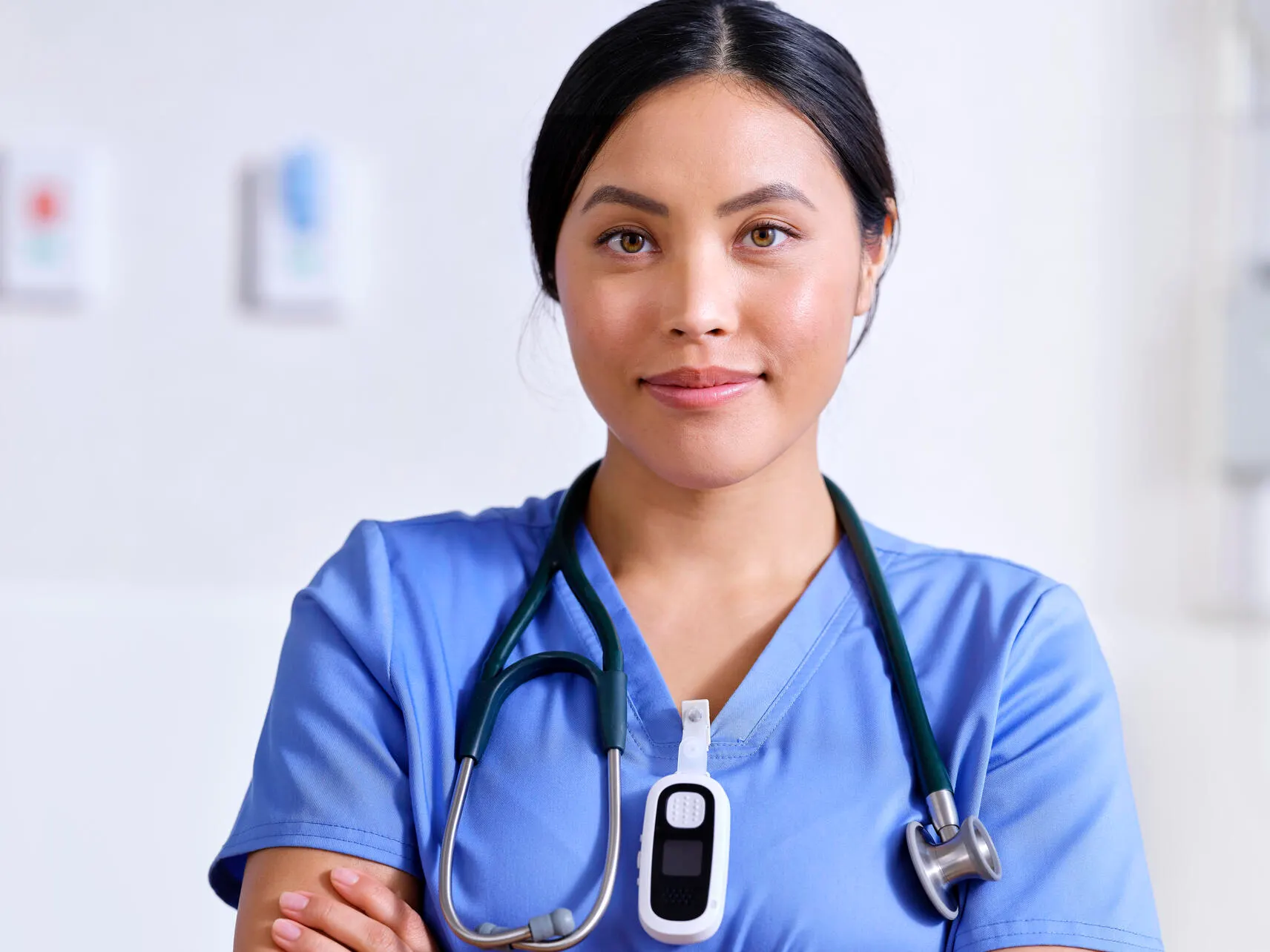 Healthcare worker wearing a Voalte Linq device
