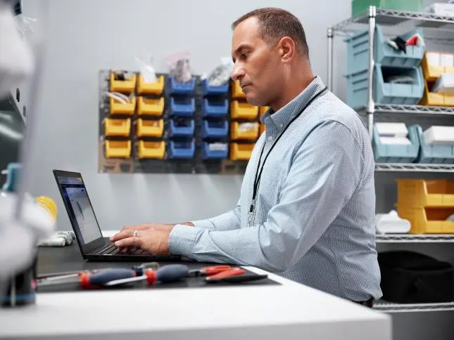 Baxter ordering and support - Hospital employee using laptop