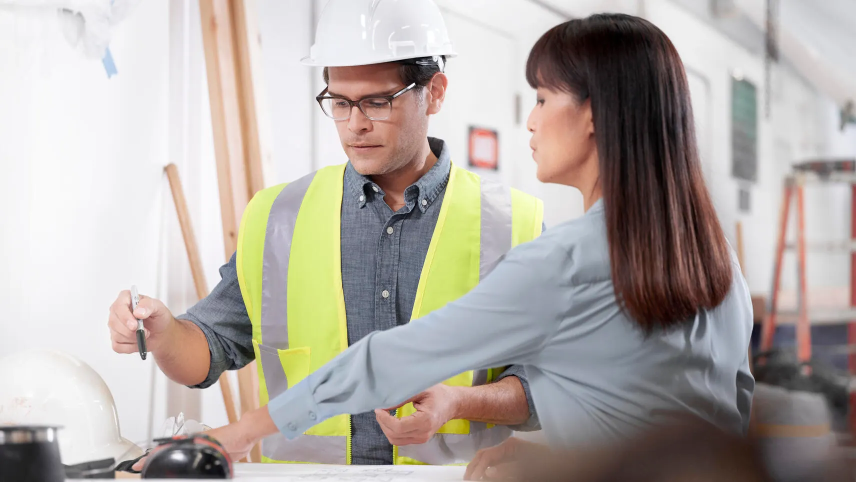 Architect talks to a construction worker