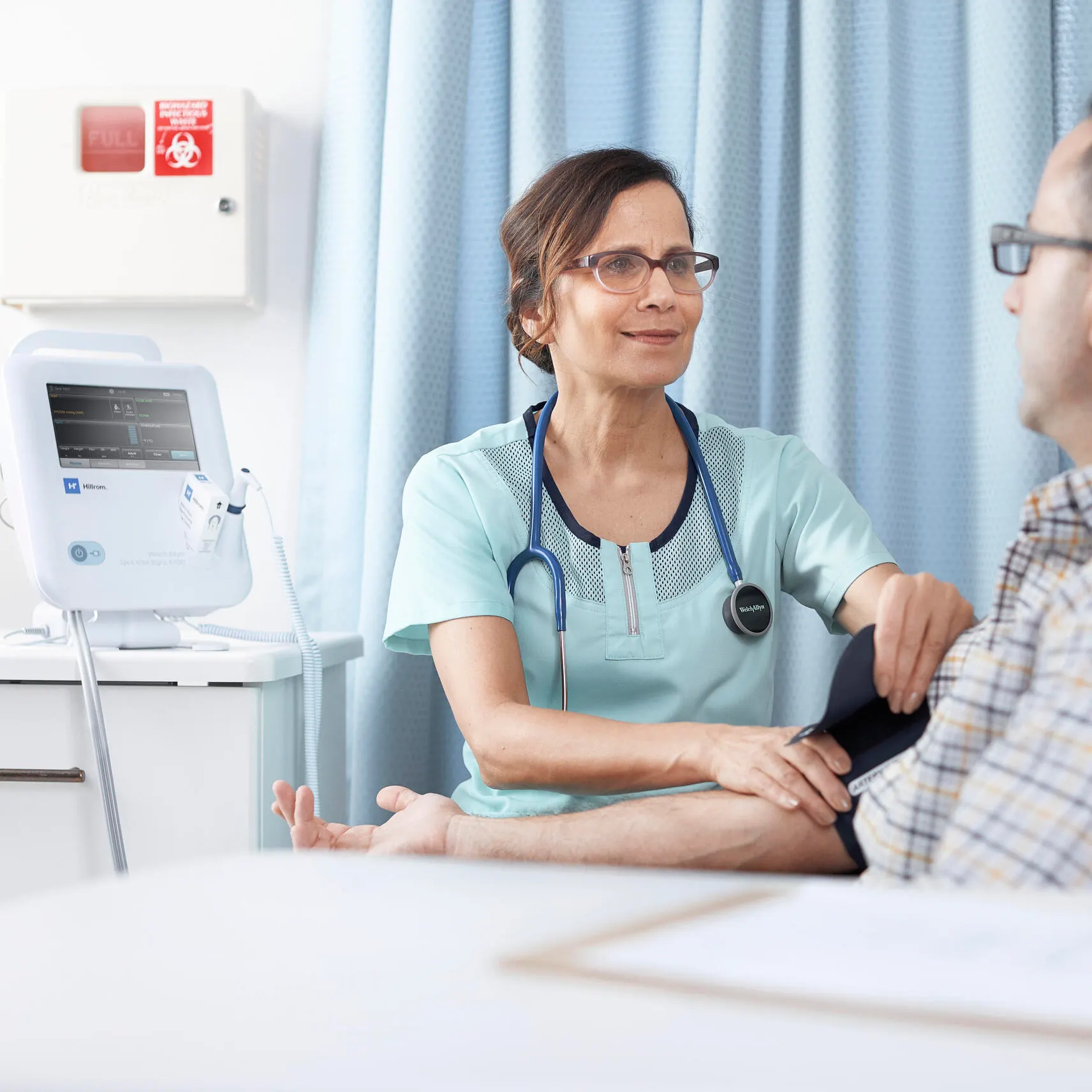 A clinician takes a patient’s blood pressure using a Welch Allyn Spot Vital Signs 4400 Device