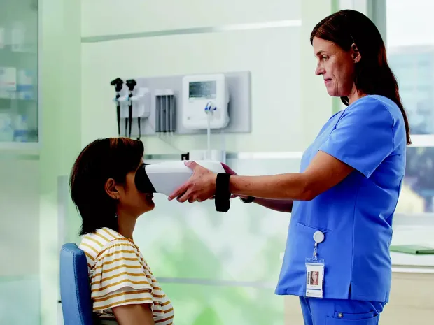 Woman sitting with Nurse holding Retinavue 700