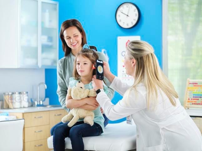 Pediatrician using the Baxter Macroview Plus Otoscope