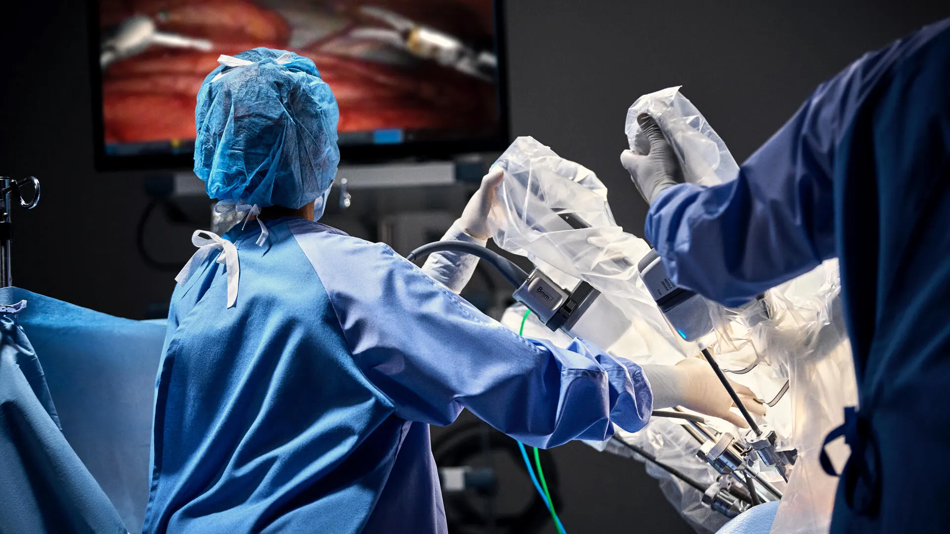 intuitive-da-vinci-or-staff-with-vision-cart