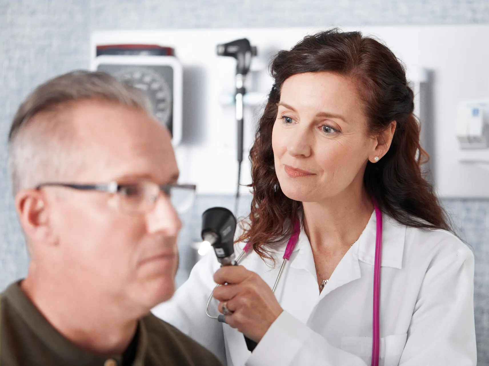 Physician uses the MacroView Plus otoscope to look in a patient's ear
